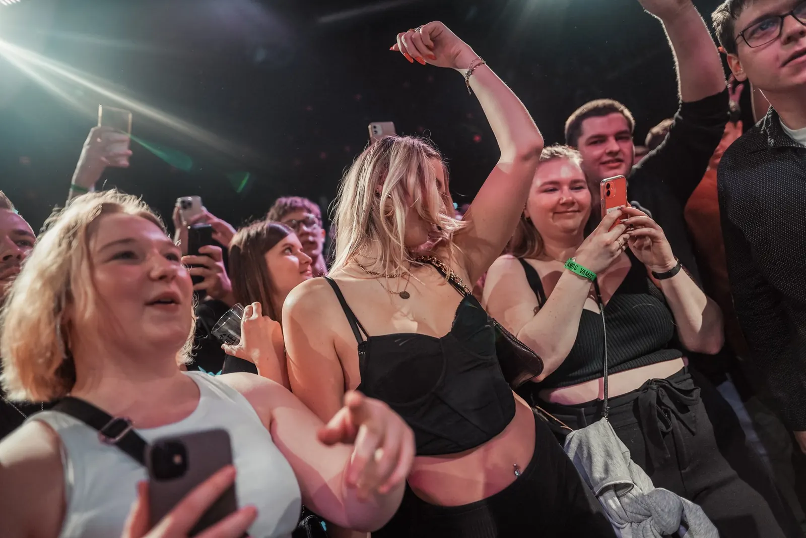 Crowd mit erhobenen Händen